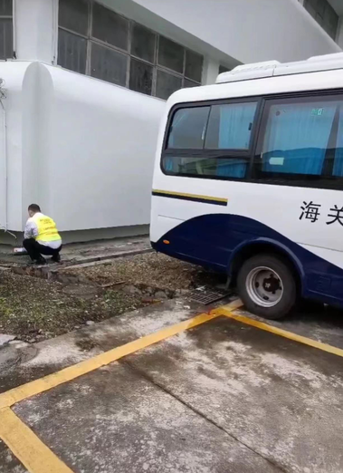 珠海白蟻防治中心為珠海海關(guān)消殺除四害現(xiàn)場(chǎng)